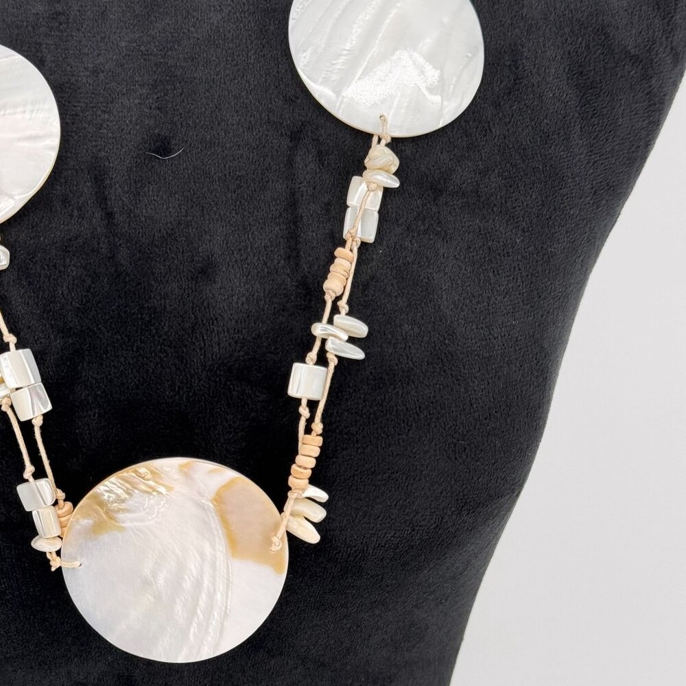 2/$18 SALE! Vtg Shell Necklace Womens Boho Mother Pearl Shell Bead Silver Toggle - Picture 5 of 6